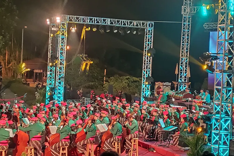Pertunjukan orkestra perpaduan instrumen klasik dan gamelan di panggung berhias rigging tata lampu spektakuler di Yogyakarta