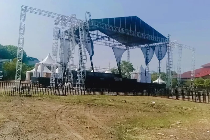 Dokumentasi instalasi panggung festival outdoor rigging kokoh dan tenda sarnafil oleh Pr1me EO Jogja